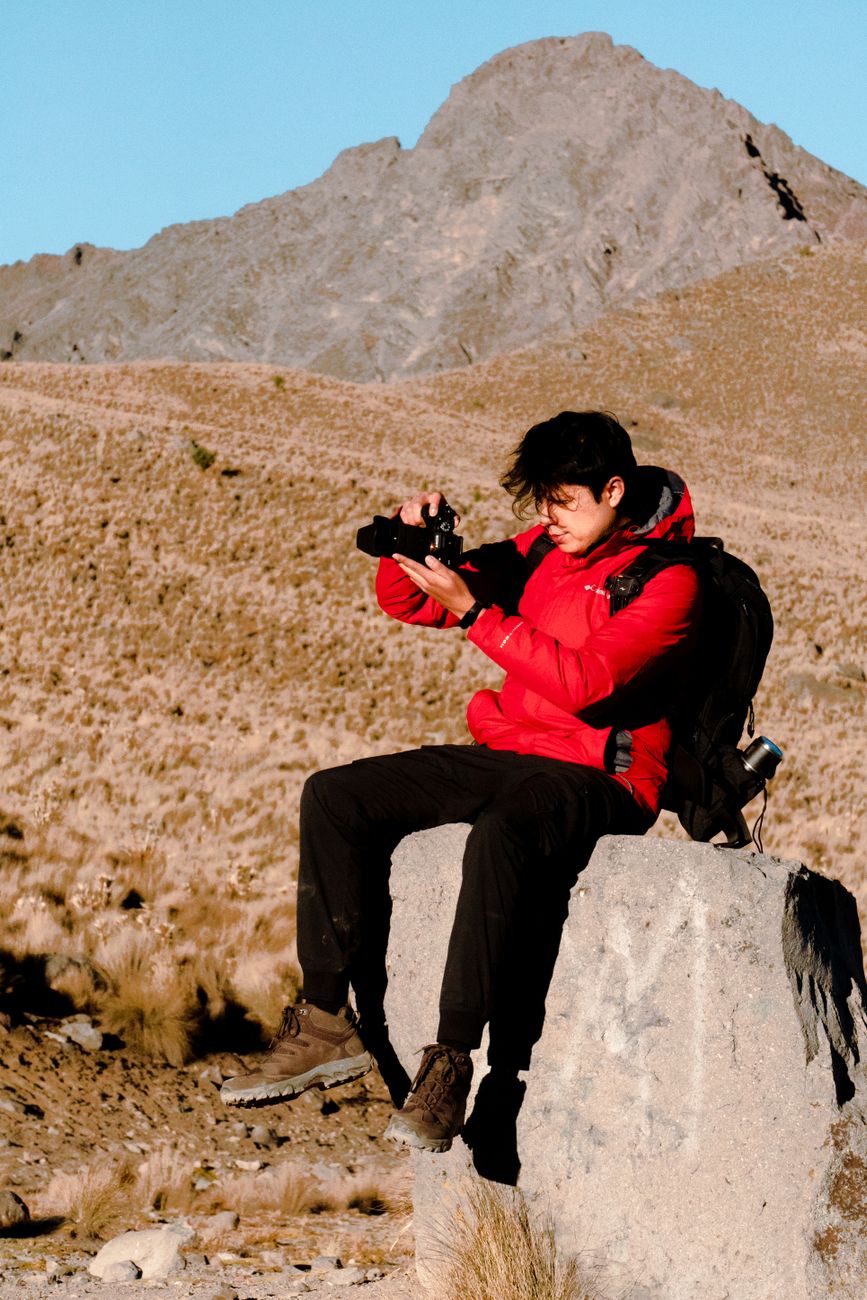 Fotógrafo contemplando el paisaje andino safford
